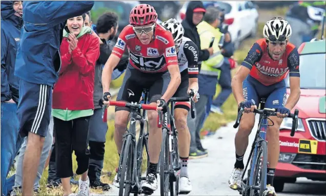  ??  ?? AGÓNICA LUCHA. Chris Froome sufrió, pero finalmente llegó con el insistente Vincenzo Nibali y con Wilco Kelderman, a 14 segundos de Miguel Ángel López.