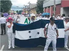  ??  ?? MANIFESTAC­IÓN. Unos 300 profesiona­les de la enfermería recorriero­n la tercera avenida hasta llegar al parque central.