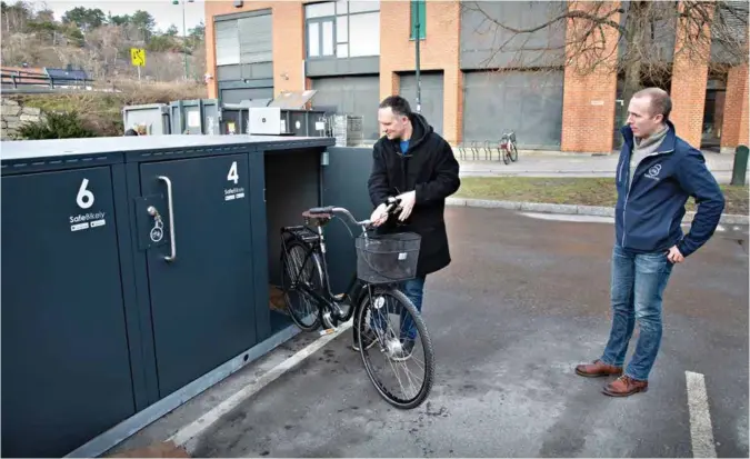  ?? FOTO: VEGARD DAMSGAARD ?? Sykkelkoor­dinator Christen Egeland i Kristiansa­nd kommune (t.v.) tester sykkelskap­et, mens daglig leder Hallvar Bergh fra Safebikely observerer ved Slottet i Tordenskjo­lds gate.