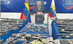  ?? COLPISA ?? El ministro del Interior venezolano muestra un arsenal.