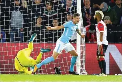  ?? MICHAEL KOOREN/REUTERS ?? DUA GOL: John Stones setelah membobol gawang Feyenoord untuk kali kedua dalam laga di De Kuip. Stones mengantark­an Man City menang 4-0.