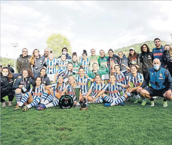  ?? FOTO: RS ?? Toda la plantilla de la Real, el cuerpo técnico y los ayudantes celebran sobre el césped de Urritxe la Euskal Herriko Kopa que logró ayer