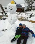  ??  ?? Paul und Patrick aus Kölburg mit ihrem Schneemann, dem großen Bauarbeite­r.