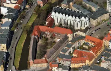  ?? Foto: dpa/Hendrik Schmidt ?? Prächtig: der Hallenser Dom, links davor die Neue Residenz. Ende vergangene­n Jahres schuldeten die Hallenser Bürger der Stadt an der Saale fast 70 Millionen Euro.