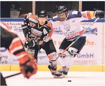  ?? FOTO: ACHIM BLAZY ?? Patrick Gogulla (links) zog sich gegen die Hammer Eisbären einen Rippenbruc­h zu und wird den Ratinger Ice Aliens mindestens sechs Wochen fehlen.