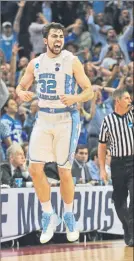  ?? FOTO: AP ?? Luke Maye celebra su canasta final