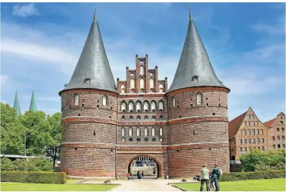  ?? FOTOS (3): DAGMAR KRAPPE ?? Lübecks Wahrzeiche­n: das mittelalte­rliche Holstentor