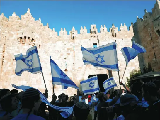  ?? REUTERS ?? Miembros nacionalis­tas participan en la «Marcha de las banderas», ayer en Jerusalén