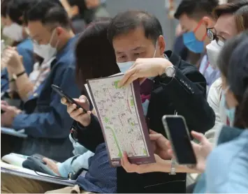  ?? EDMOND SO/SOUTH CHINA MORNING POST ?? Buyers lining up at the sales office of Sino Group’s developmen­t Grand Victoria in Tai Kok Tsui on March 13