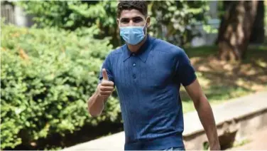  ?? Associated Press ?? ↑
Real Madrid player Achraf Hakimi arrives in Milan to undergo medical tests before signing for Inter Milan on Tuesday.