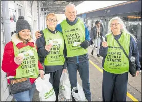  ?? Picture: Matthew Walker 27217709 ?? Maidstone and Weald Samaritans hand out tea bags to commuters at Maidstone East Station