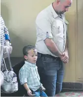  ?? FOTOS: ALEX PÉREZ/CORTESÍA LA VOZ DE SUYAPA ?? Este padre acudió a la eucaristía acompañado de su hijo para iniciar la Cuaresma.