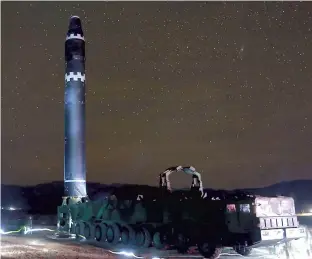  ?? PHOTO AFP ?? Le missile interconti­nental Hwasong-15 tiré mardi par la Corée du Nord à une portée de 13 000 km, suffisante pour frapper partout aux États-unis.