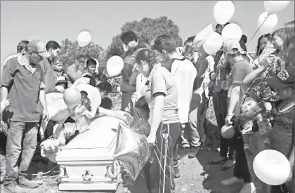  ??  ?? Familiares del niño Nico Peralta Salgado, quien murió durante la explosión del tianguis de cohetes San Pablito, en el municipio de Tultepec, acudieron al Panteón de los Reyes La Paz para inhumarlo ■ Foto Alfredo Domínguez