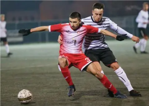  ?? FOTO KAREL HEMERIJCKX ?? Matchwinna­ar Jeffrey Stas zit Damien Diez op de hielen.