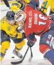  ?? FOTO: HÖRGER ?? Die Eishockey-Devils (rechts Nicklas Dschida) stemmten sich auch gegen Tabellenfü­hrer Pfaffenhof­en gegen die Niederlage.