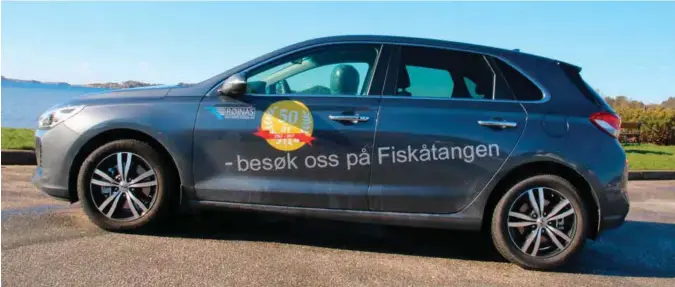  ?? FOTO: TOR MJAALAND ?? Aprilsola skinner over nye Hyundai i30. Den nye modellen bør bidra til at flere vurderer denne som et alternativ i den tøffe konkurrans­en i Golf-klassen.