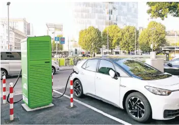  ?? FOTO: ULRIK EICHENTOPF ?? Eine Schnelllad­esäule der Stadtwerke am Graf-Adolf-Platz. Bis 2030 soll es 10.000 Ladestatio­nen in Düsseldorf und Umgebung geben.