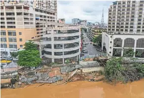  ?? — bernama ?? At breaking point: a stretch of the sungai Kelantan riverbank which collapsed on Jalan Post Office Lama.