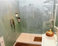  ??  ?? Das Japan Bad mit natürliche­m Wandmateri­al kommt ohne Fliesen und Fugen aus.