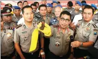  ?? JUMAI/JAWA POS RADAR JEMBER ?? USUT TUNTAS: Kapolda Jatim Irjen Machfud Arifin menunjukka­n pistol yang dibawa pelaku saat rilis di halaman Mapolres Jember kemarin.