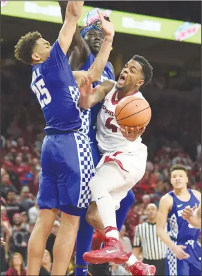  ?? Craven Whitlow/Special to the News-Times ?? To the basket: Arkansas' Daryl Macon drives to the basket against a pair of Kentucky defenders during their SEC contest Tuesday in Fayettevil­le. On Saturday, Arkansas plays at Alabama.