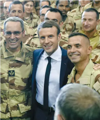  ??  ?? Le nouveau président français, Emmanuel Macron, a passé de longs moments en compagnie des troupes françaises postées à la base de Gao, au Mali.