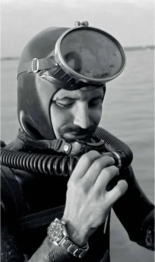  ??  ?? A Marine
Nationale diver wearing the TUDOR reference 7924; the TUDOR Oyster Prince Submariner used by the U.S. Navy