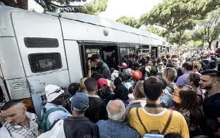  ??  ?? AssaltoUn autobus preso d’assalto durante uno sciopero dell’Atac