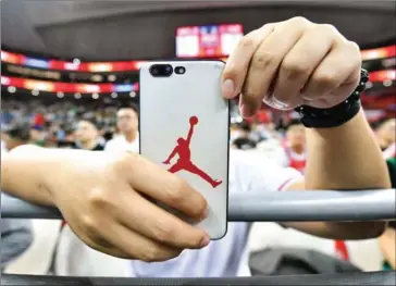  ?? AFP ?? Chinese sportswear firm Qiaodan Sports uses a logo similar to Nike’s ‘Jumpman’ logo (above) on its products.