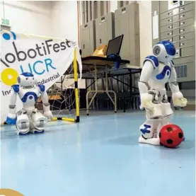  ??  ?? En el llamado Reto NAO, los participan­tes deben programar sus robots para meter penales.