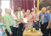  ?? HT PHOTO & MUJEEB FARUQUI/HT ?? Congress MLAs meet Goa governor Mridula Sinha at the Raj Bhavan on Friday; (below) NSUI and Congress supporters protest in Bhopal on Friday.