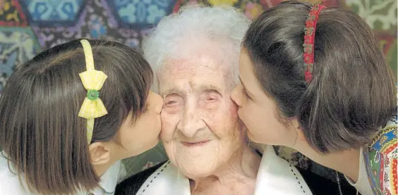  ?? REUTERS ?? Saludo. Calment cuando tenía 120 años. La mujer vivió su larga vida en Arlés. Varios de sus ancestros también fueron longevos.