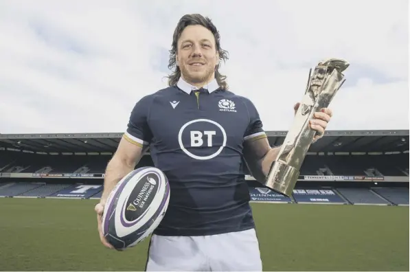  ??  ?? 0 Scotland flanker and British & Irish Lions contender Hamish Watson with his Guinness Six Nations Player of the Championsh­ip award for 2021