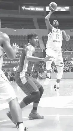  ?? PHOTO BY RUSELL PALMA ?? Andray Blatche scores against Teerawat Chanthacho­n of Thailand during the 2016 SEABA Men’s Championsh­ip at the Araneta Coliseum. SAN FRANCISCO: