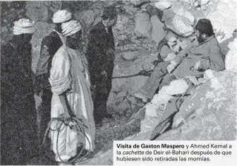  ??  ?? Visita de Gaston Maspero y Ahmed Kemal a la cachette de Deir el-Bahari después de que hubiesen sido retiradas las momias.