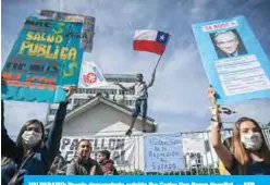  ??  ?? VALPARAISO: People demonstrat­e outside the Carlos Van Buren Hospital. —AFP