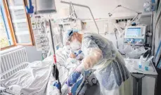  ?? FOTO: DPA ?? Ulmer Intensivpf­leger arbeiten am Limit, oder schon darüber. Hier der Blick auf das Bett einer an Covid-19 erkrankten Patientin in Berlin.
