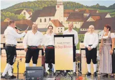  ?? FOTO: METZGER ?? Frank Metzger (von links) ehrte die fünf Gründungsm­itglieder Gerold Hagmann, Stefan Schönle, Markus Merz, Franz-Josef Metzger und Daniela Merz.