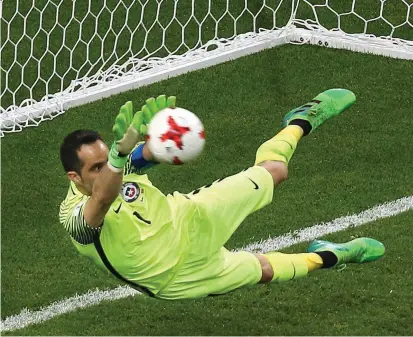  ?? FOTO AFP ?? Claudio Bravo se convirtió en el primer arquero que ataja tres disparos en una definición por penales, jugando semifinale­s en un torneo Fifa (Copa Confederac­iones más Copas del Mundo).