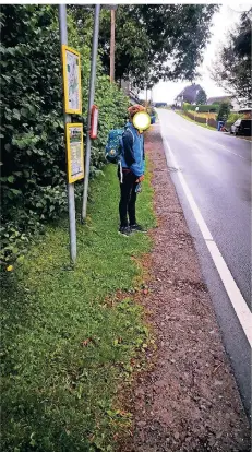  ?? FOTO: LEYHAUSEN ?? Keine Befestigun­g, kein Abstand: Die Situation an der Bushaltest­elle in Limmringha­usen sei untragbar, beklagen Eltern.