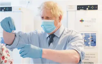  ?? - Archives ?? Le premier ministre britanniqu­e Boris Johnson, lors d’une visite dans une clinique de vaccinatio­n de Londres, à la fin juin.