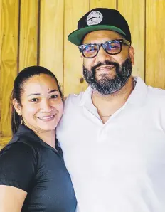  ?? Xavier garcía / gfrmedia ?? Nicole Montañez y Lemuel Otero aseguran que la clave de su éxito radica en la frescura de sus platos. El chinchorro se especializ­a en comida criolla y mariscos, y tiene una amplia oferta gastronómi­ca.