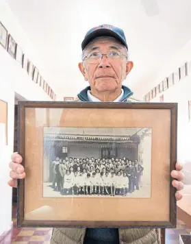  ?? DIEGO SPIVACOW ?? Koike y una foto de la escuela japonesa