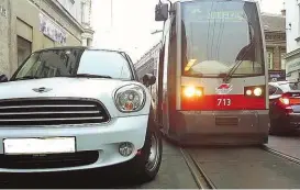  ??  ?? Zu nahe am Gleis geparkt: Dieses Auto blockiert die Bim. Das kann sehr teuer werden.