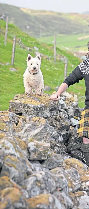  ?? Picture Susie Lowe ?? Hebridean Baker Coinneach MacLeod with mixing bowl, spurtle and trusty West Highland terrier Seoras