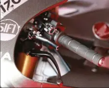  ??  ?? Cal Crutchlow dispose désormais d’un levier de frein arrière au guidon gauche. En effet, sa cheville droite fracturée en 16 morceaux (!) lors du GP de Phillip Island 2018 ne lui permet plus d’actionner aisément la pédale de frein.