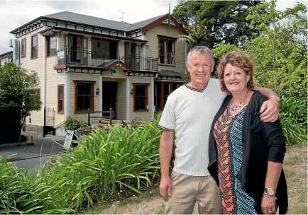  ?? PHOTO: MARION VAN DIJK/STUFF ?? Wayne and Anne Trott outside their three-storey Nelson lodge, which caters to a ‘‘unique’’ market of backpacker­s.