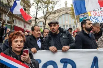  ??  ?? Florilège. Esther Benbassa, sénatrice écologiste, Marwan Muhammad (au c.), ancien directeur du CCIF, et Yassine Belattar (à dr.), à la marche contre l’islamophob­ie, le 10 novembre 2019.