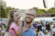  ??  ?? Zum Klassik Open Air packt man gerne die ganze Familie ein. Auch die Jüngsten be geistern sich für die Musik.